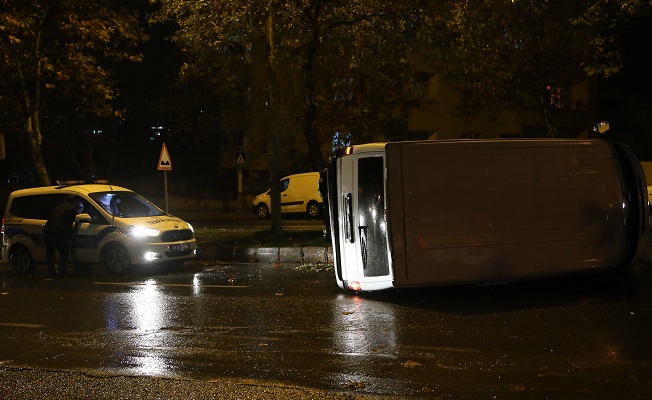 Kahramanmaraş'ta turşu yüklü minibüs devrildi: 1 yaralı