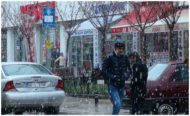 Afşin'e 20 Nisan'da lapa lapa kar yağdı!
